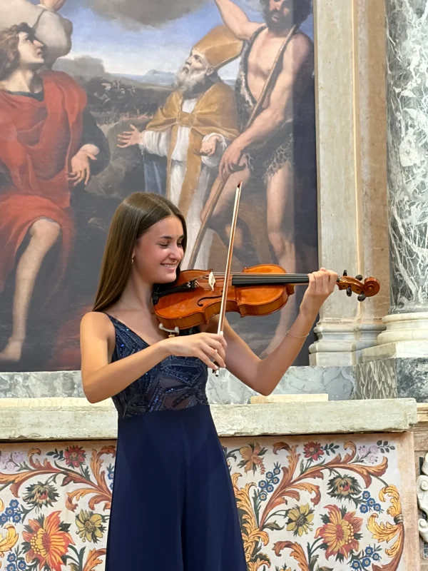 Paula svira na violini od drva iz 1785