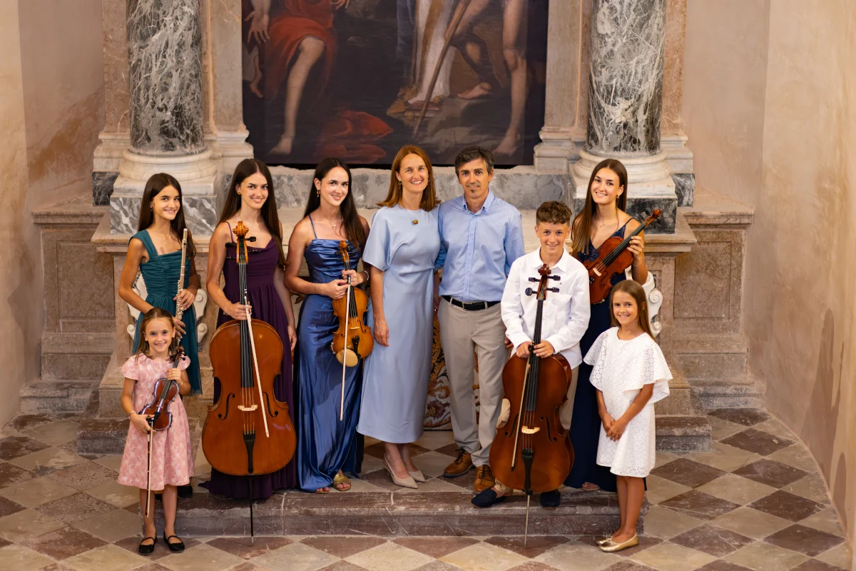 Obitelj Ćatić u prostoru crkve Gospe od Karmena - Music Family Catic